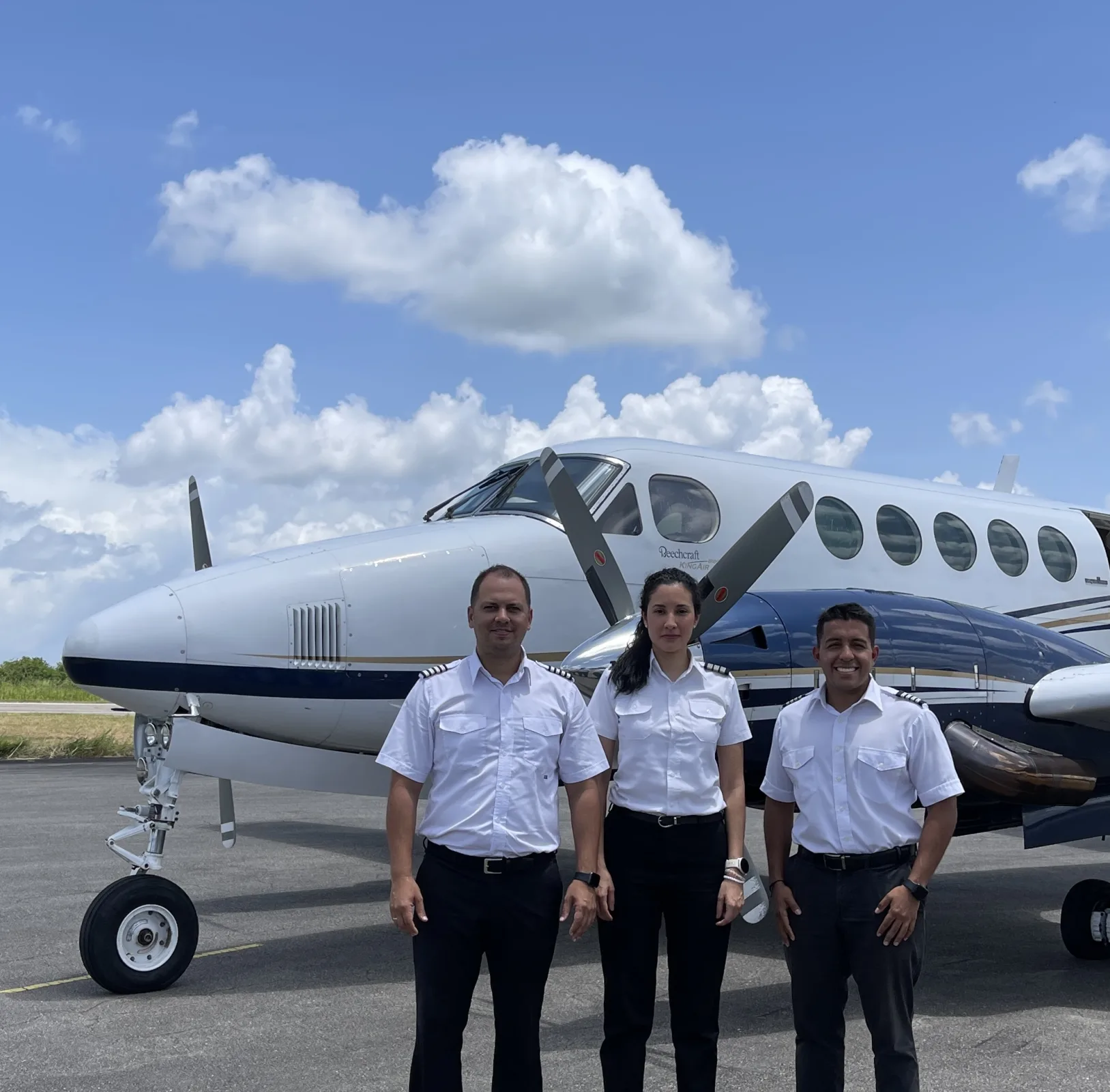 Tripulación de Aero Avila frente al King Air B100 en la pista