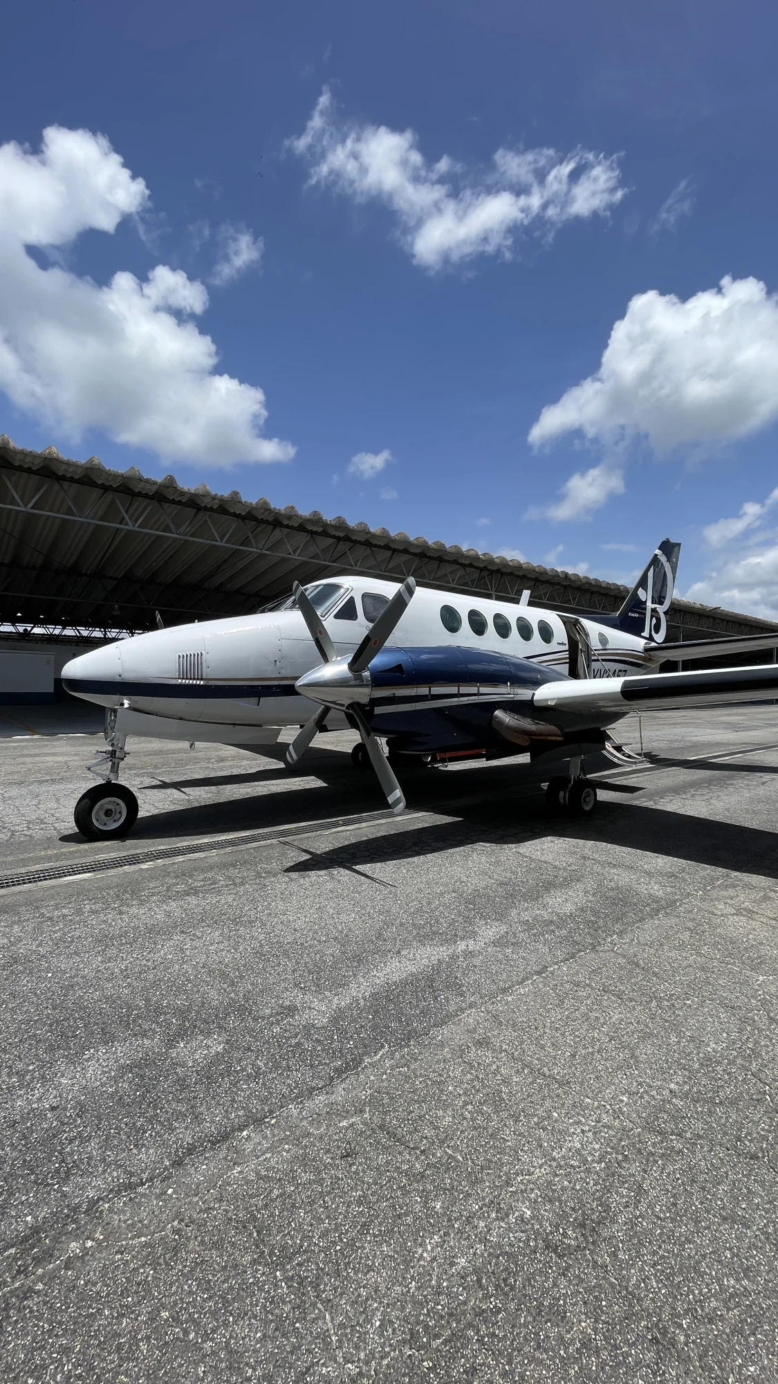 Beechcraft King Air B100 (Bravo 100) YV3457, perfil lateral en el hangar