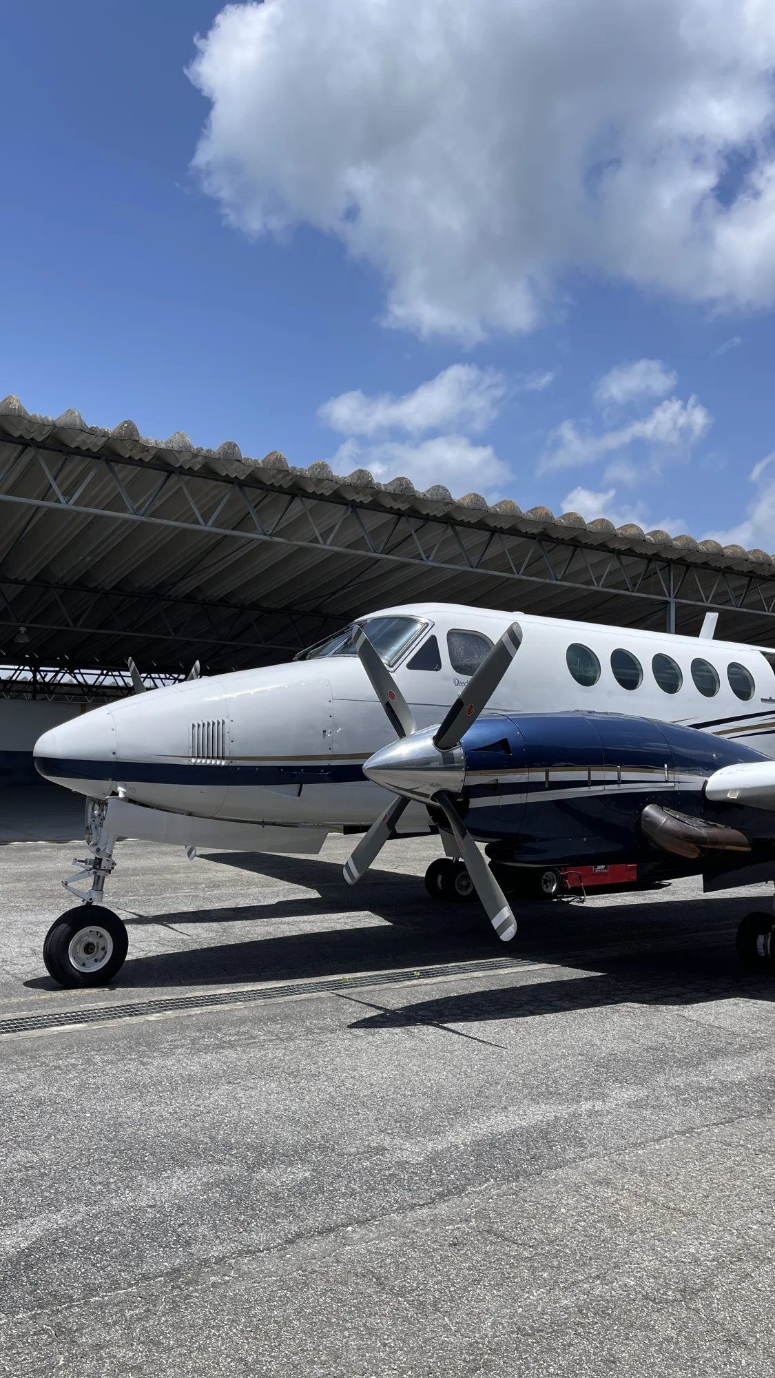 Beechcraft King Air B100 (Bravo 100) YV3457, vista frontal en el hangar