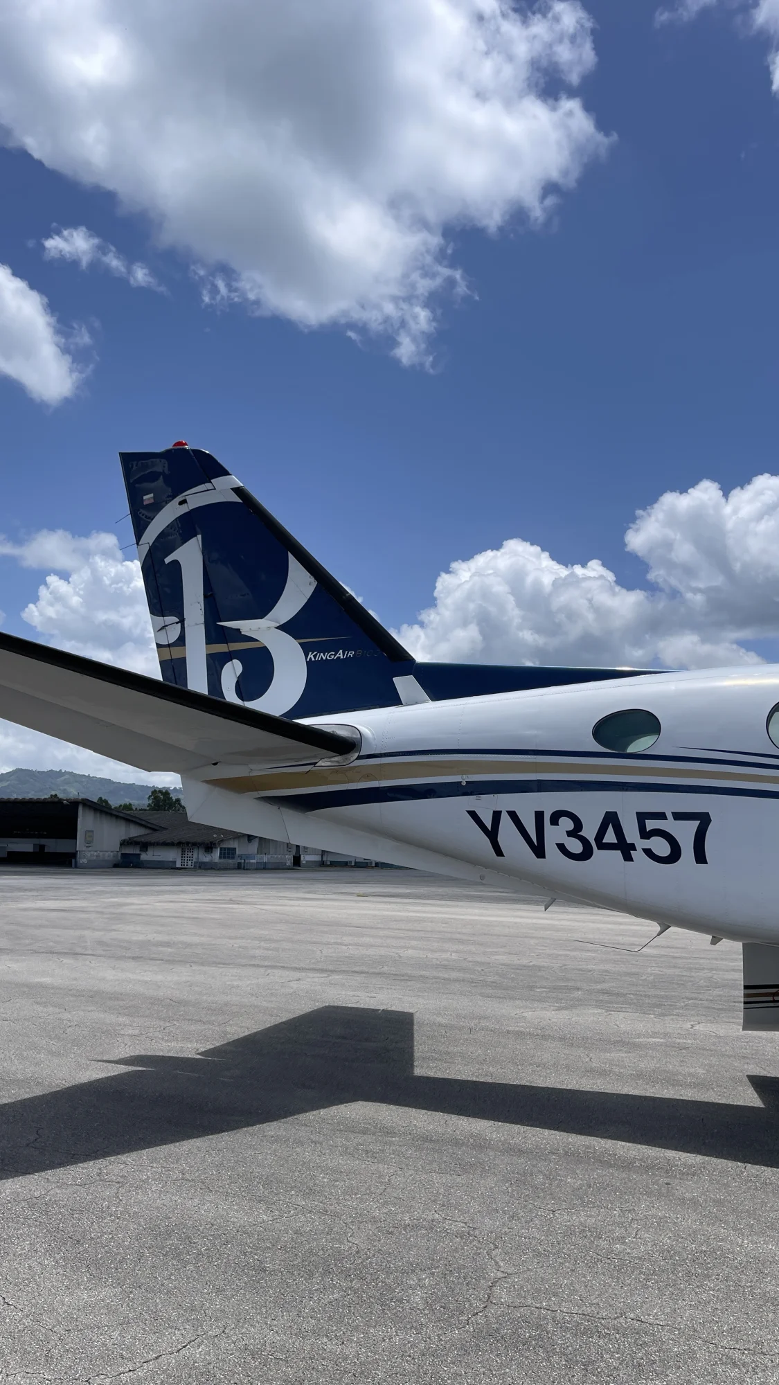 Beechcraft King Air B100 (Bravo 100) YV3457, cola con montañas de fondo